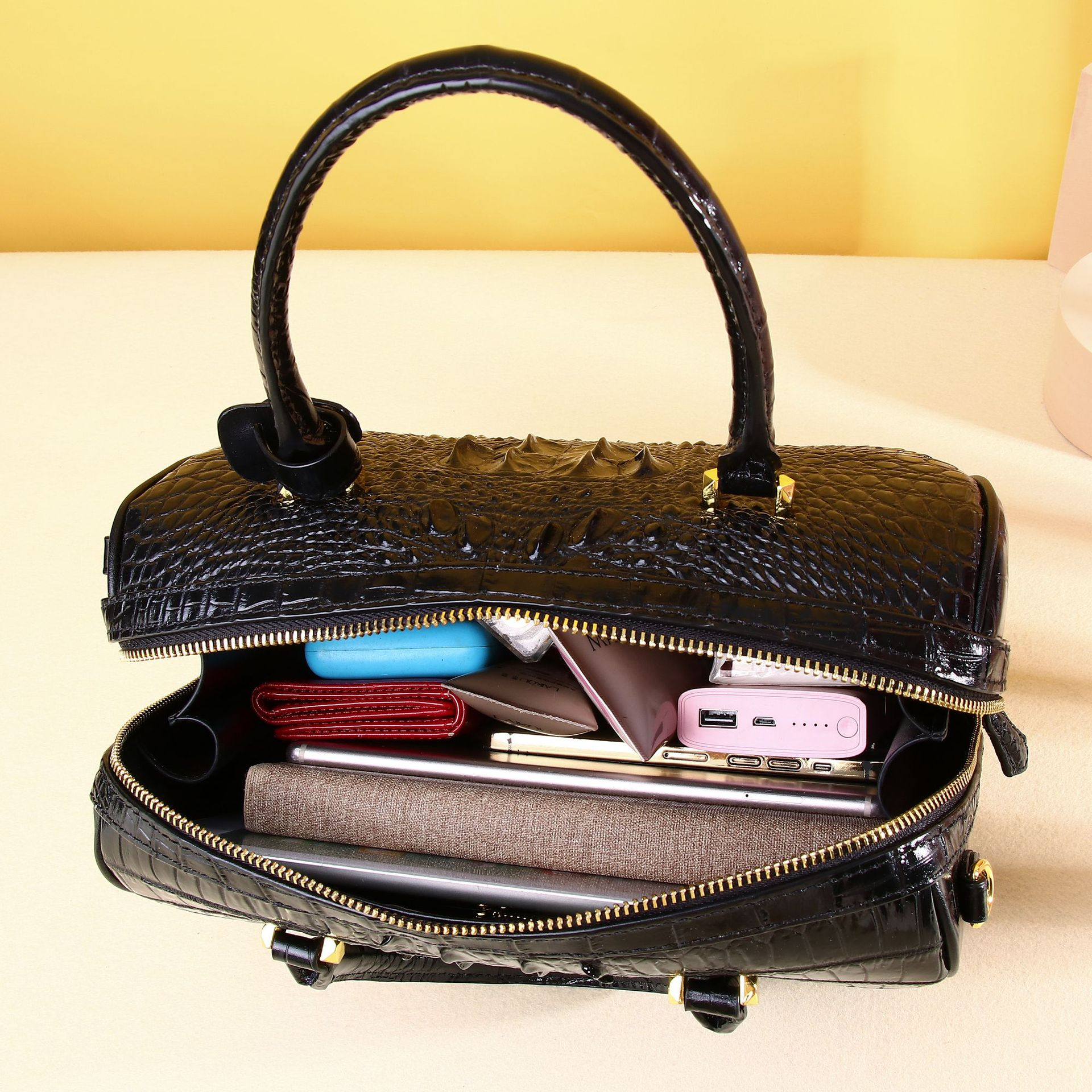 Damen Handtasche in Krokodiloptik ⎜ Klassische Schultertasche mit Henkel und Riemen für stilvolle Auftritte