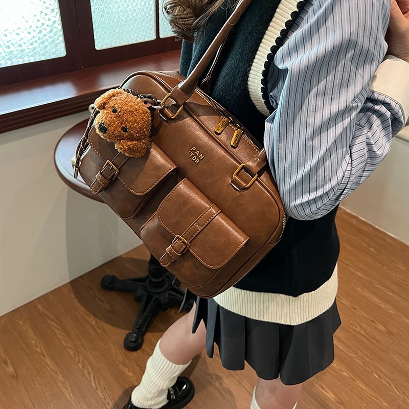 Damen Umhängetasche aus Kunstleder ⎜ Stilvolle Schultertasche mit Fronttaschen und verstellbarem Riemen