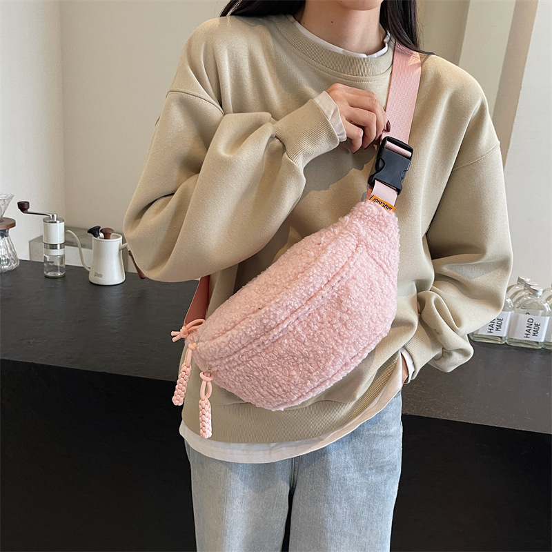 Bauchtasche für Damen ⎜ Weiche Umhängetasche aus Plüsch mit großem Stauraum für Herbst und Winter