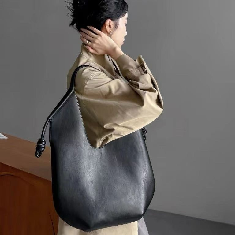 Schultertasche für Damen ⎜ Große Unterarmtasche mit modernem Design und viel Stauraum für Alltag und Büro