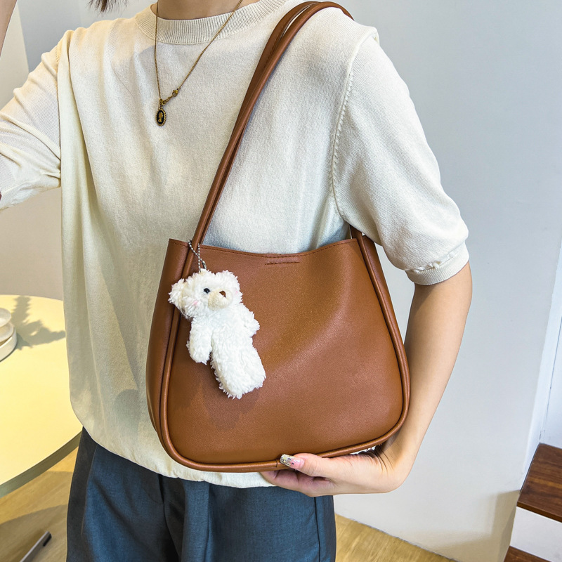 Shopper-Tasche für Damen ⎜ Geräumige Schultertasche im lässigen Stil mit süßem Anhänger für Alltag und Freizeit