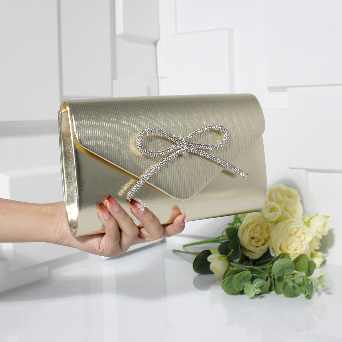 Abend-Clutch mit Schleifen-Design ⎜ Elegante Tasche mit Glitzerakzenten für festliche Anlässe