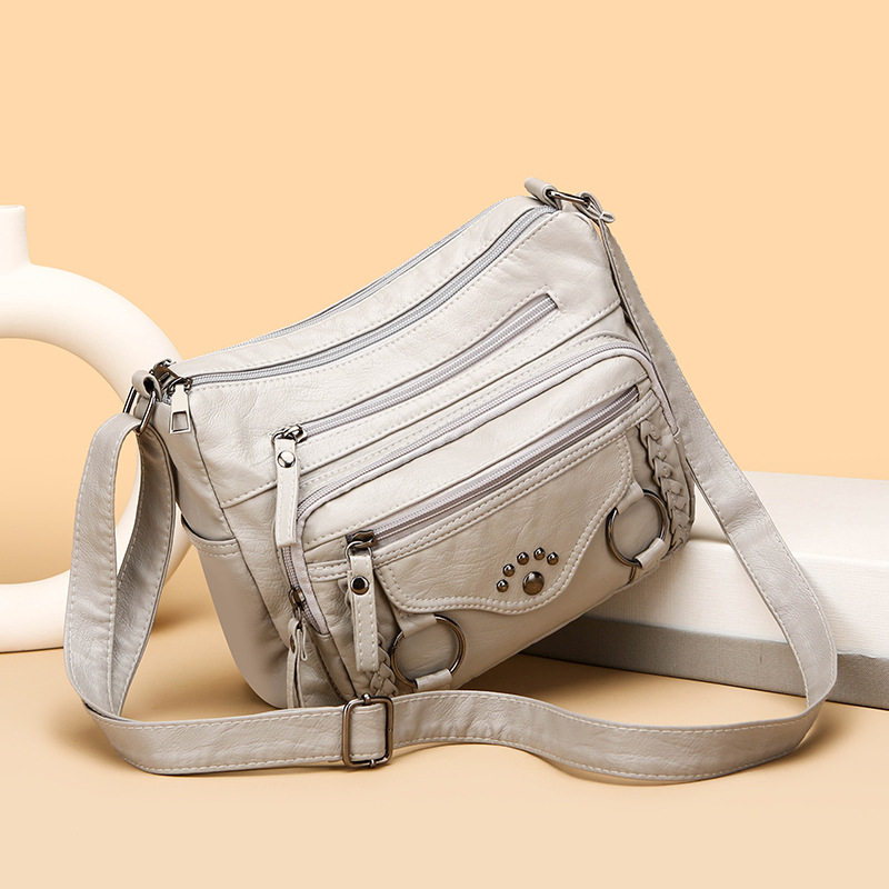 Umhängetasche für Damen ⎜ Weiche Schultertasche aus Kunstleder mit Zierdetails und praktischen Reißverschlüssen