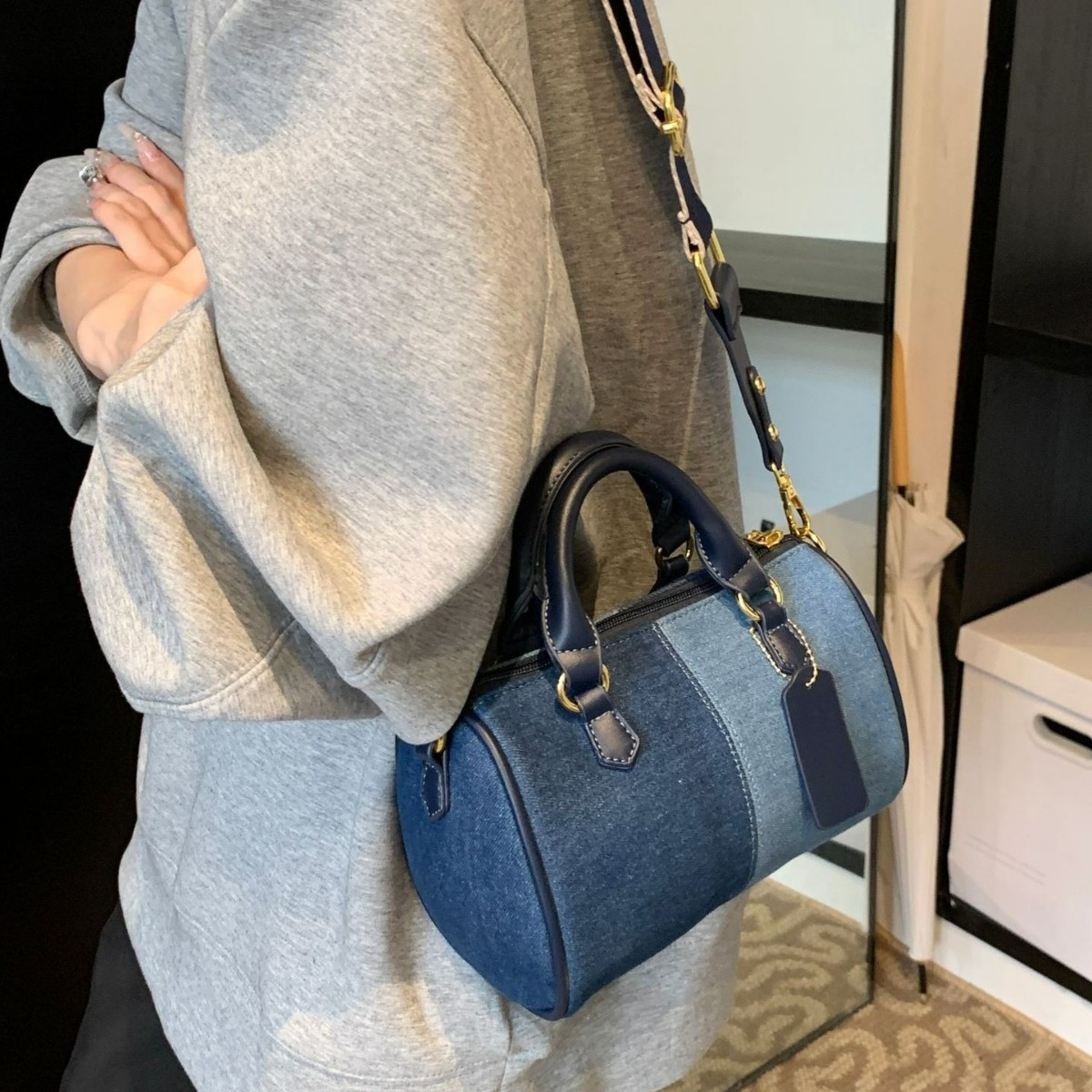 Damen Handtasche ⎜ Stilvolle Umhängetasche mit Verstellbarem Trageriemen und Modernem Design
