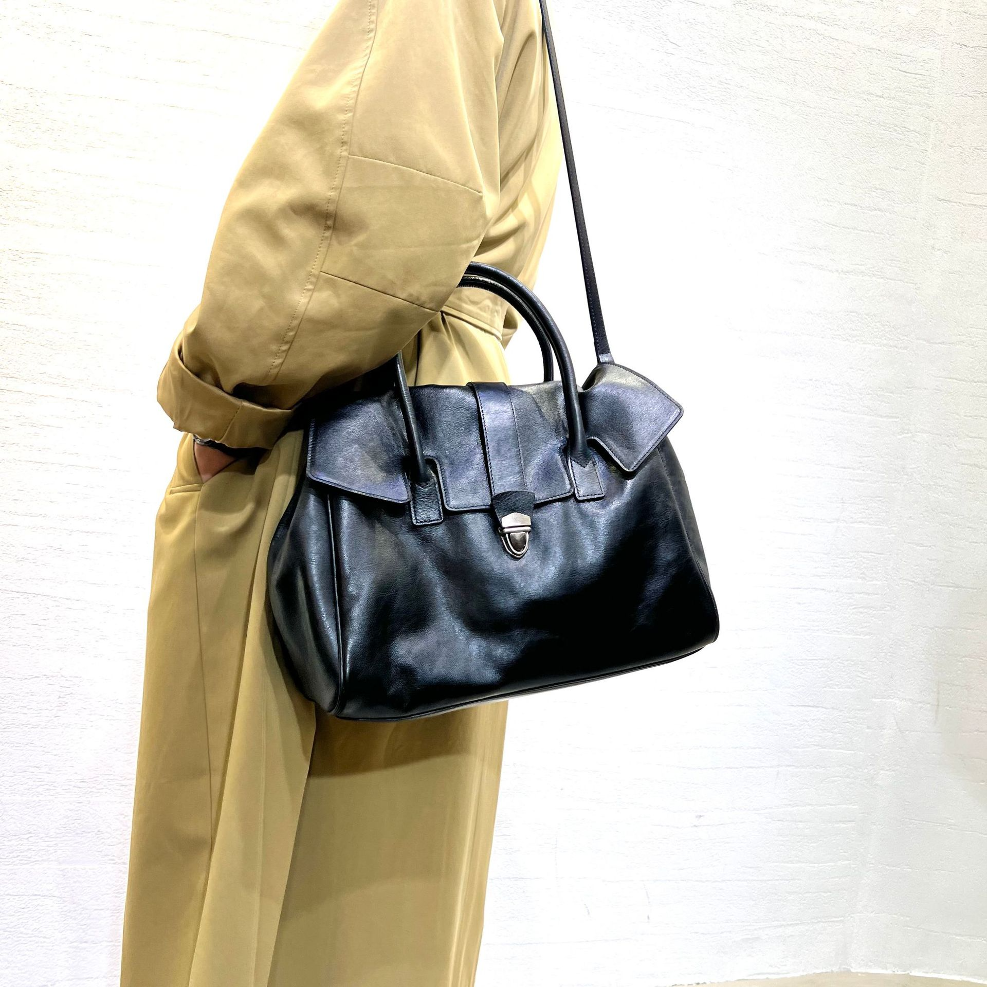 Damen Handtasche aus Echtleder ⎜ Elegante Tragetasche im Retro-Stil mit großem Hauptfach für Alltag und Büro