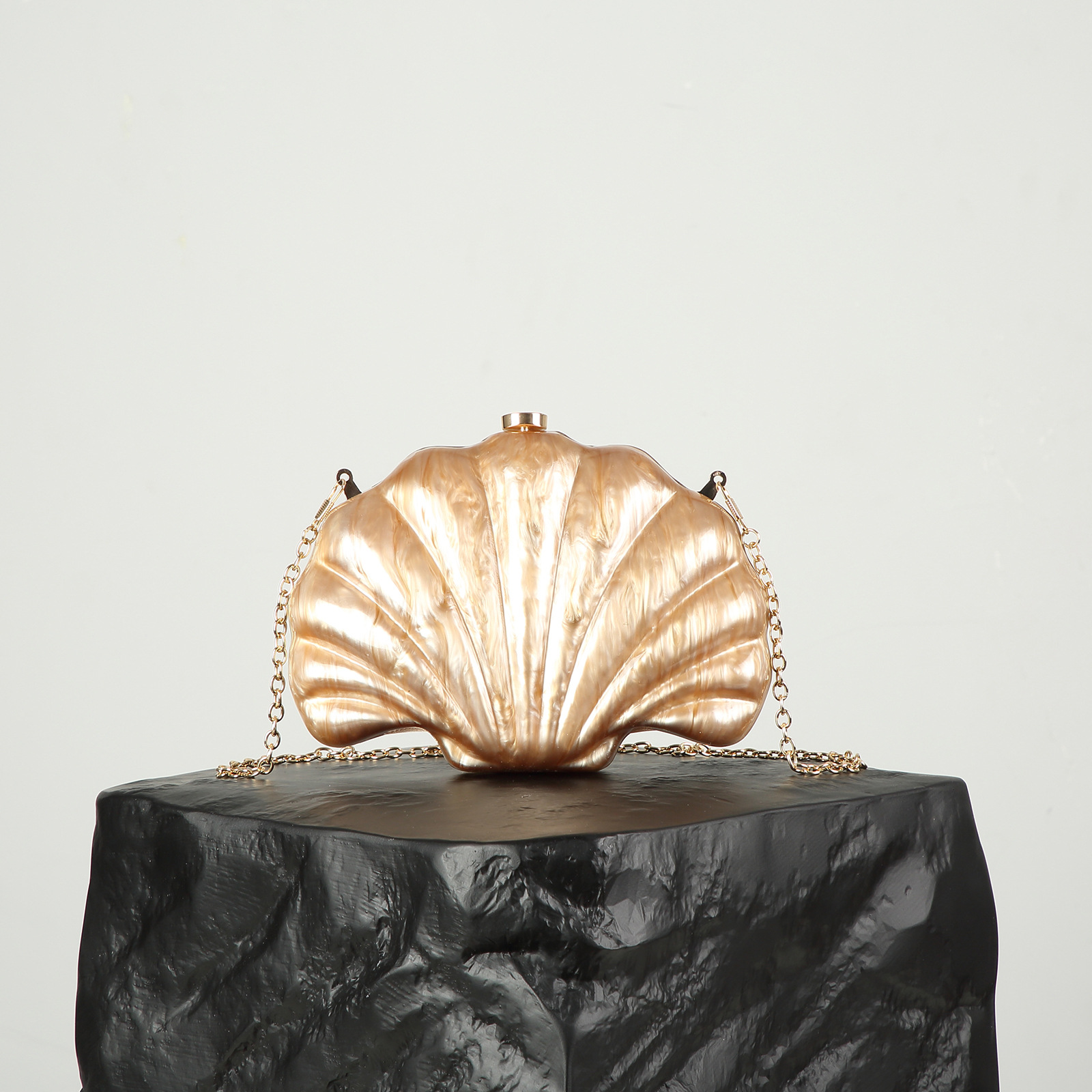 Schultertasche in Muschelform ⎜ Elegante Handtasche mit Goldkette und stilvollem Design