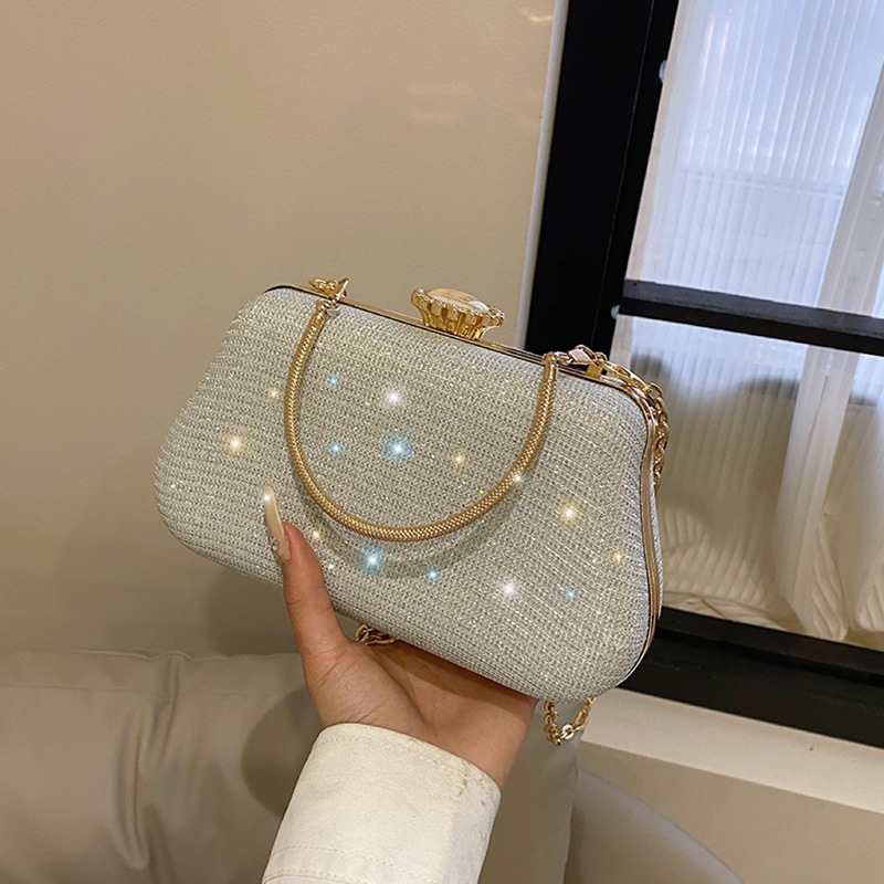 Damen Clutch mit Kette ⎜ Glänzendes Design mit Goldgriff für elegante Outfits und besondere Anlässe
