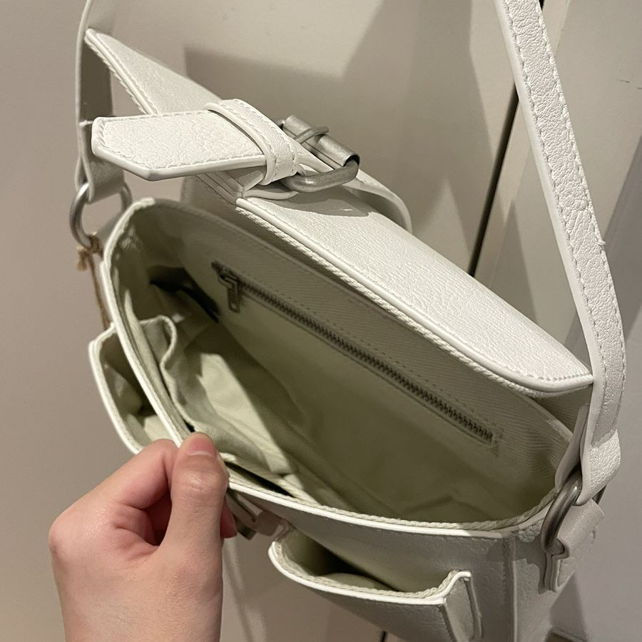 Umhängetasche für Damen ⎜ Modische Schultertasche mit Schnallendetail und schlankem Design für Alltag und Ausgehen