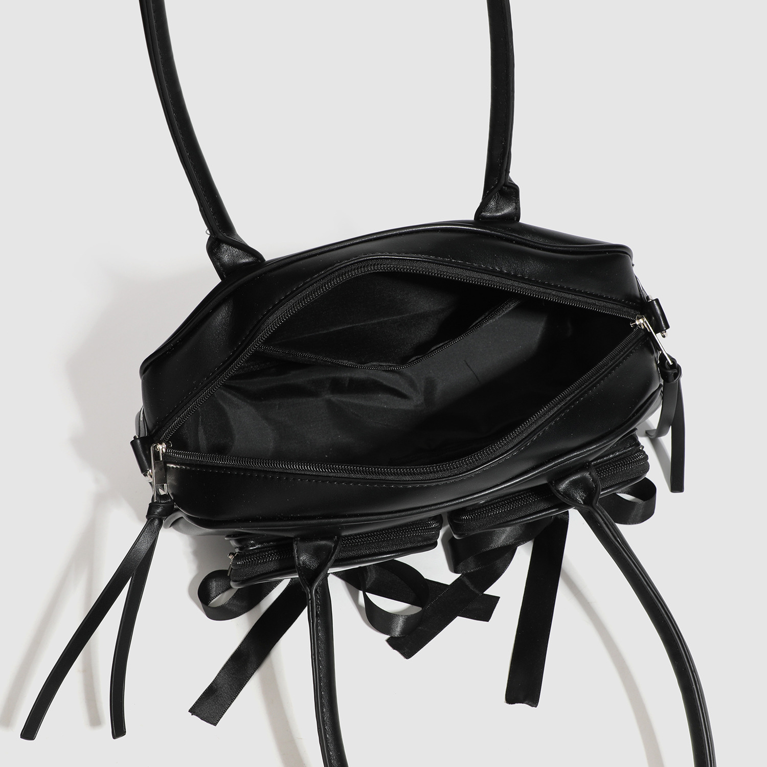 Schultertasche für Damen ⎜ Stilvolle Bowling-Bag mit Zierschleifen und praktischen Fronttaschen