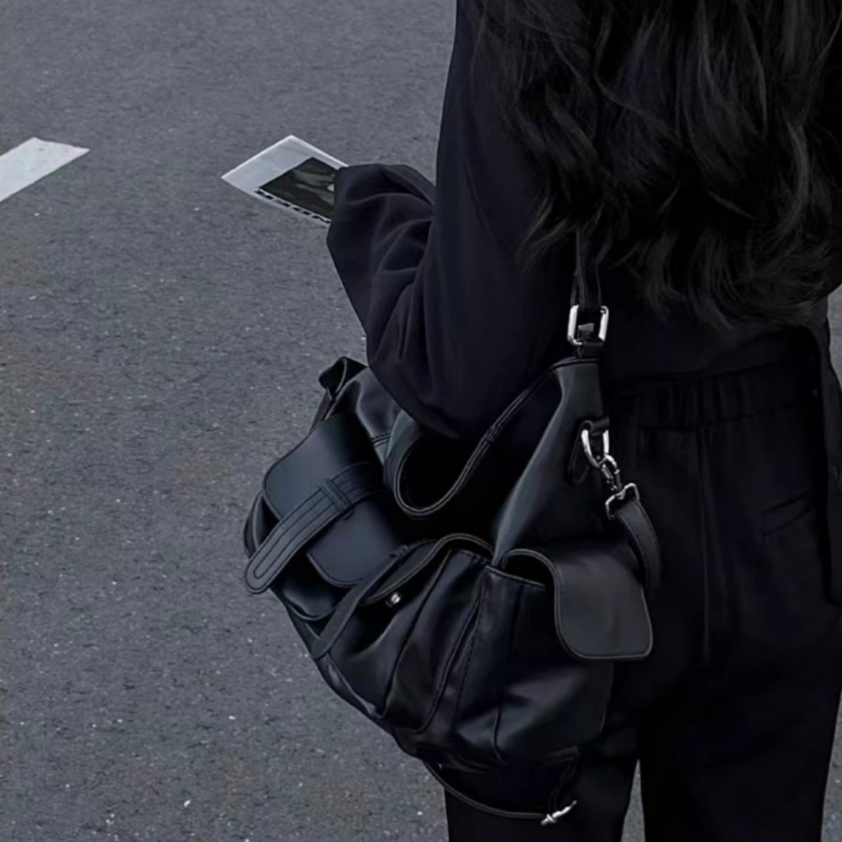 Schultertasche für Damen ⎜ Schlichte Umhängetasche in Dunkeloptik mit aufgesetzten Taschen und viel Stauraum für unterwegs