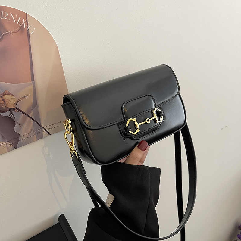 Umhängetasche mit Schnallendetail ⎜ Kompakte Crossbody Tasche für Damen im Schlichten Design mit Verstellbarem Gurt