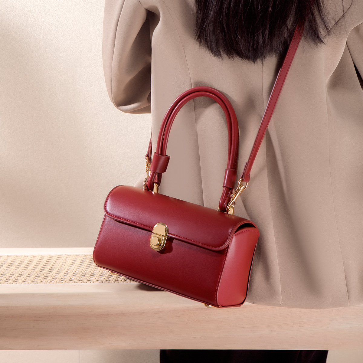 Elegante Damen Handtasche ⎜ Klassische Schultertasche mit Bügelverschluss und praktischem Tragegriff