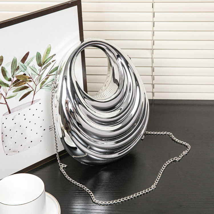 Damen Umhängetasche aus Metalloptik ⎜ Elegante Handtasche mit Kette für Party und Event