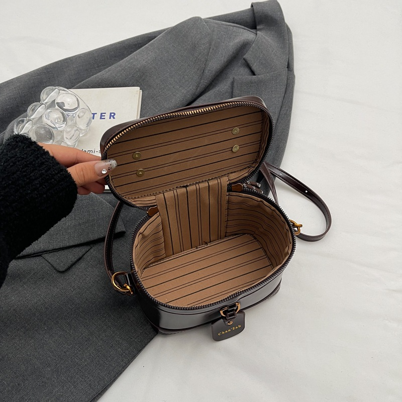 Umhängetasche für Damen ⎜ Retro Schultertasche in Boxform mit Reißverschluss und dekorativem Anhänger