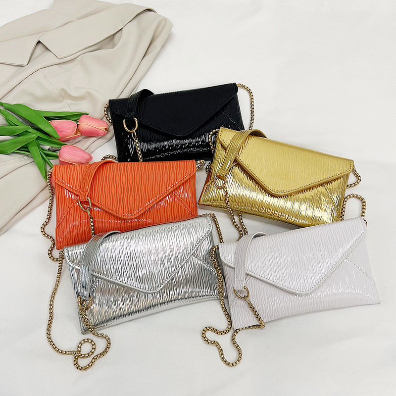 Umhängetasche für Damen ⎜ Glänzende Schultertasche mit Umschlagdesign und großem Stauraum