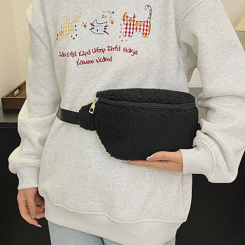 Umhängetasche für Damen ⎜ Kuschelige Lammwoll-Tasche im lässigen Design mit verstellbarem Gurt