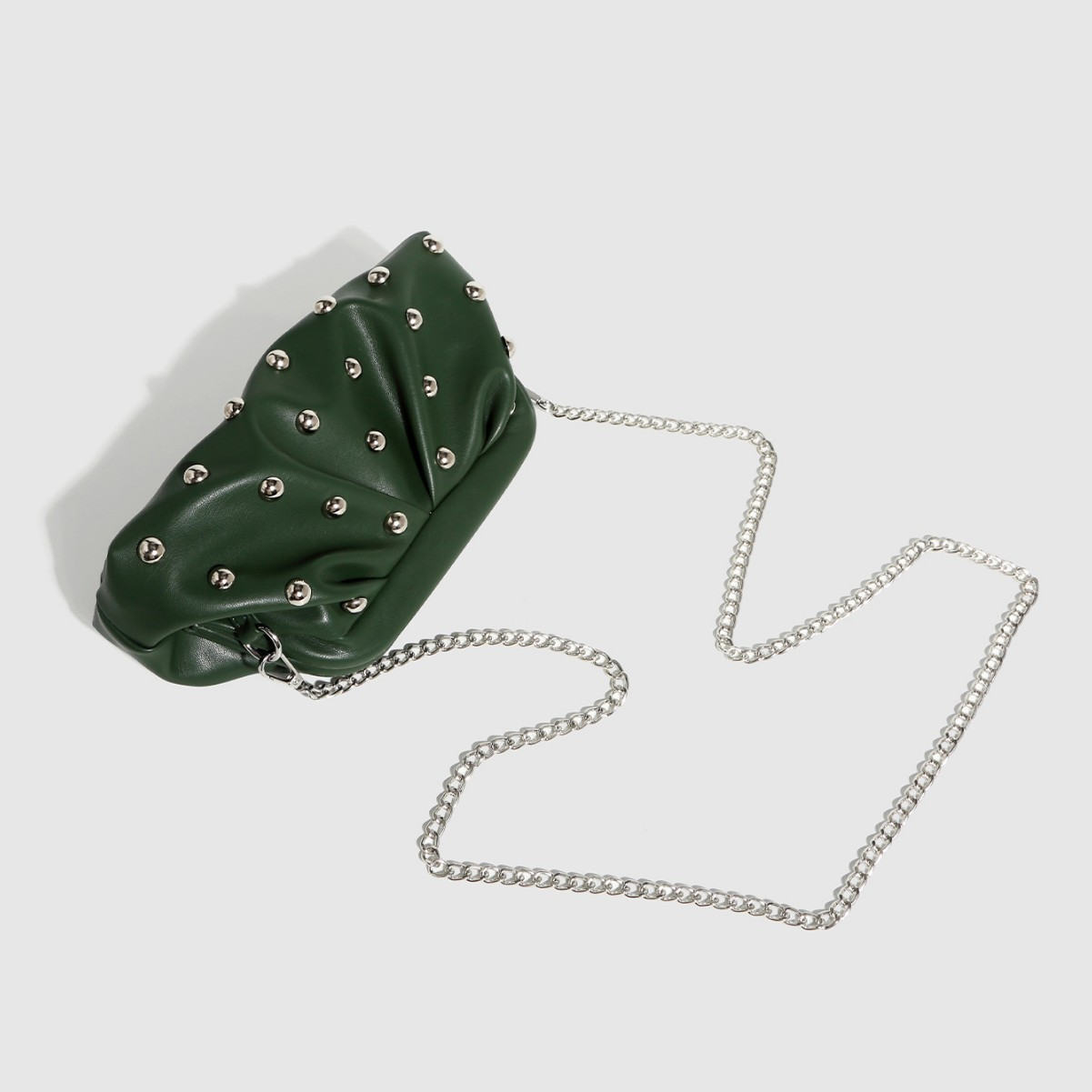 Umhängetasche für Damen ⎜ Gefaltete Handtasche mit Kettenriemen und Nieten für stylische Alltagslooks