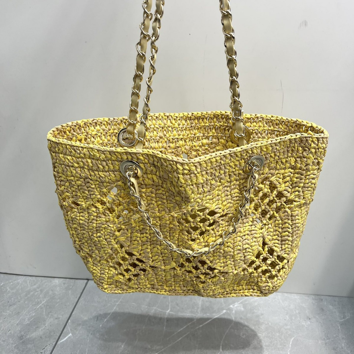 Strandtasche für Damen ⎜ Geflochtene Umhängetasche aus Stroh mit luftigem Design für Sommer und Urlaub