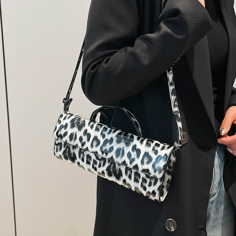 Schultertasche für Damen ⎜ Stylische Tragetasche mit Leopardenmuster und verstellbarem Riemen für Alltag und Freizeit