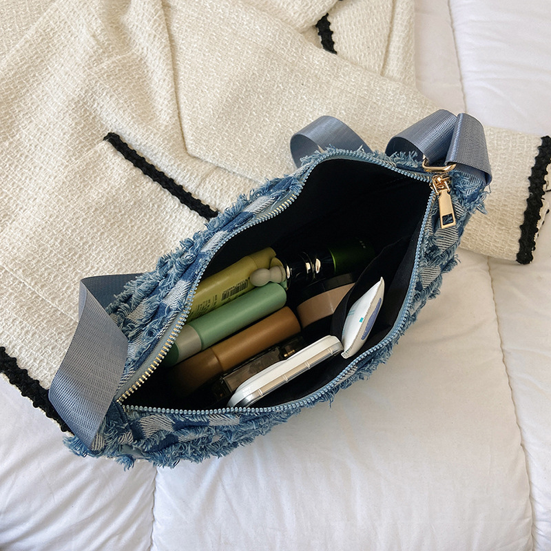 Umhängetasche für Damen ⎜ Denim-Tasche im Schachbrettmuster mit verstellbarem Schulterriemen