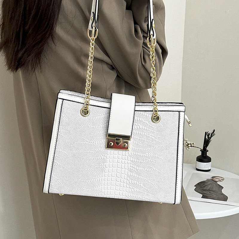 Schultertasche für Damen ⎜ Stilvolle Alltagstasche mit Krokoprägung und goldener Kette für Büro und Freizeit