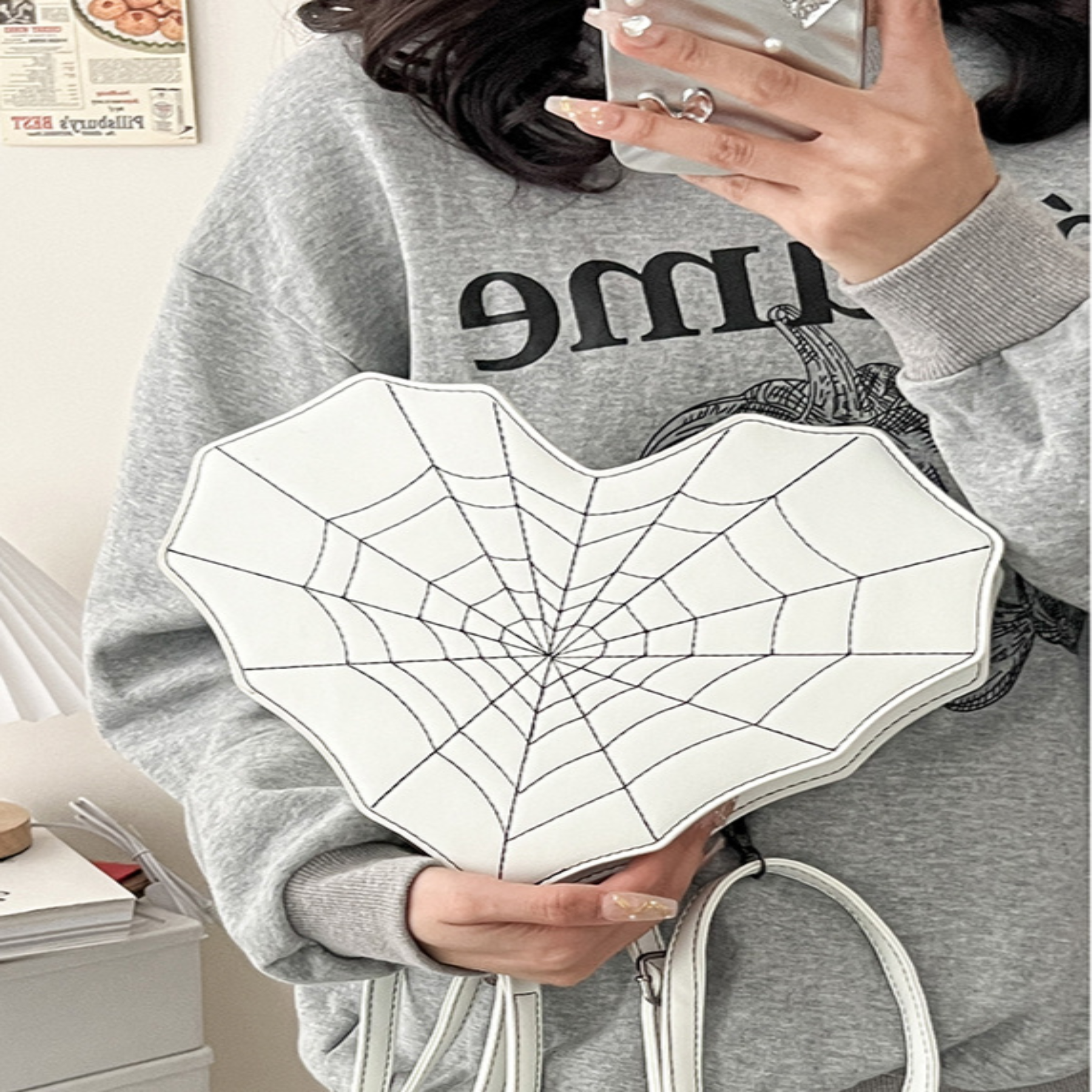Umhängetasche für Damen ⎜ Herzförmige Crossbody-Tasche mit Spinnennetz-Design für individuelle Styles
