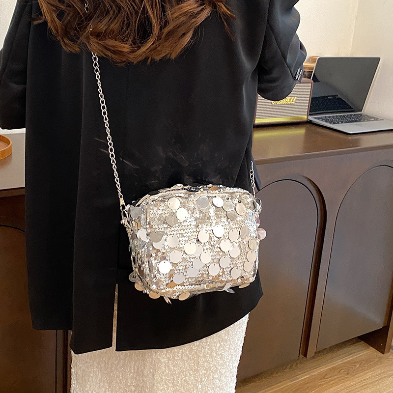 Umhängetasche für Damen ⎜ Glänzende Pailletten-Tasche mit Kette und großem Stauraum für besondere Anlässe