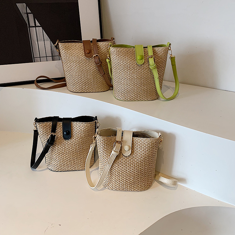 Umhängetasche für Damen ⎜ Modische Strohtasche mit Farbkontrast und großem Stauraum
