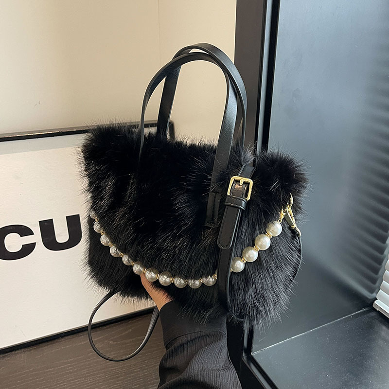 Umhängetasche für Damen ⎜ Flauschige Wintertasche mit Perlendekor und Tragegriff für Alltag und Events