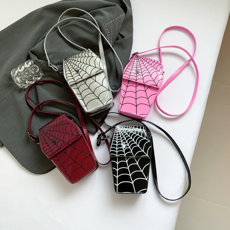 Umhängetasche für Damen ⎜ Stylische Schultertasche mit Spinnennetz-Muster für auffällige Streetwear-Looks