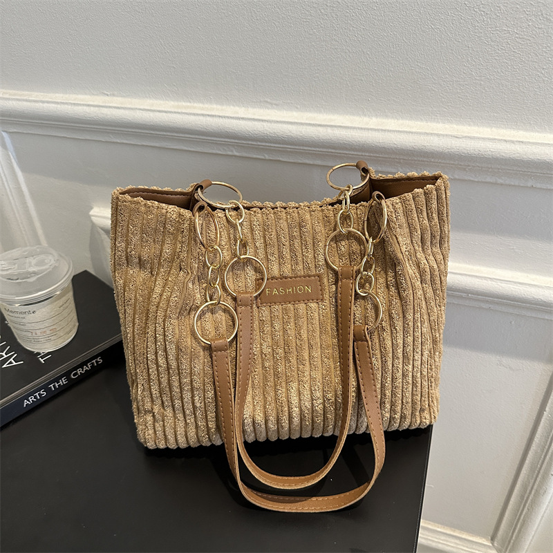 Damen Schultertasche aus Cord ⎜ Geräumige Umhängetasche mit dicken Streifen und modernem Design