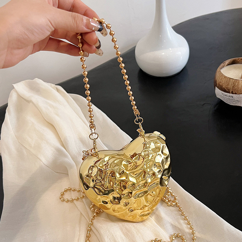 Mini Umhängetasche für Damen ⎜ Schicke Herzform-Tasche aus Metall mit Kettenriemen in Silber und Gold