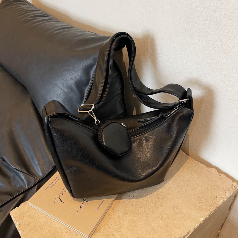 Schultertasche mit Viel Stauraum ⎜ Elegante Damenhandtasche im Dumpling-Stil mit Breitem Riemen und Minietui