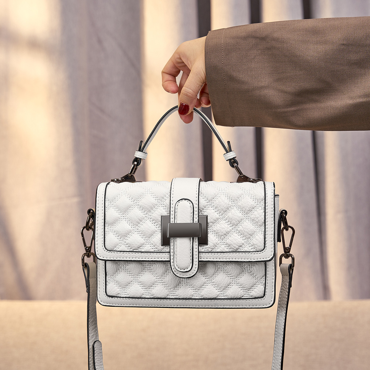Umhängetasche für Damen ⎜ Modische Tasche mit Steppmuster für Alltag und besondere Anlässe