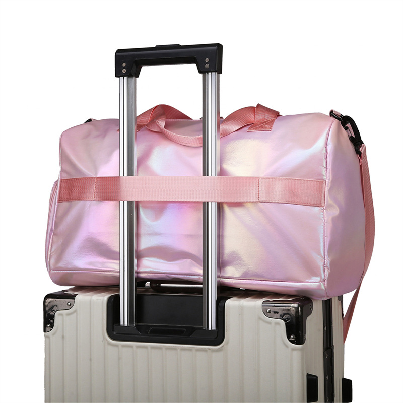 Sporttasche im Metallic-Look ⎜ Große Reisetasche mit viel Stauraum und praktischen Tragegriffen