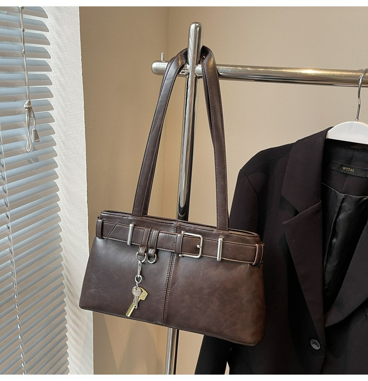 Damen Handtasche im Retro-Stil ⎜ Elegante Schultertasche mit Riemendetail und Schlüsselanhänger für Büro und Alltag