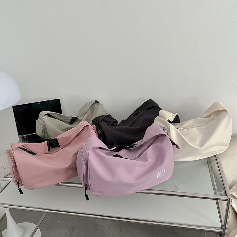 Sportliche Schultertasche für Damen ⎜ Leichte Umhängetasche aus Nylon mit viel Stauraum für Alltag und Reisen