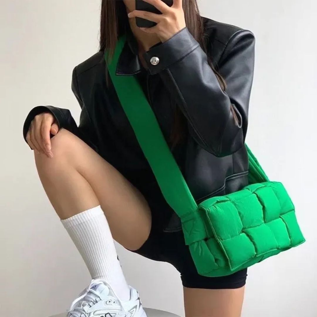 Umhängetasche für Damen ⎜ Gepolsterte Schultertasche im Flechtdesign mit weichem Tragegefühl für Alltag und Freizeit