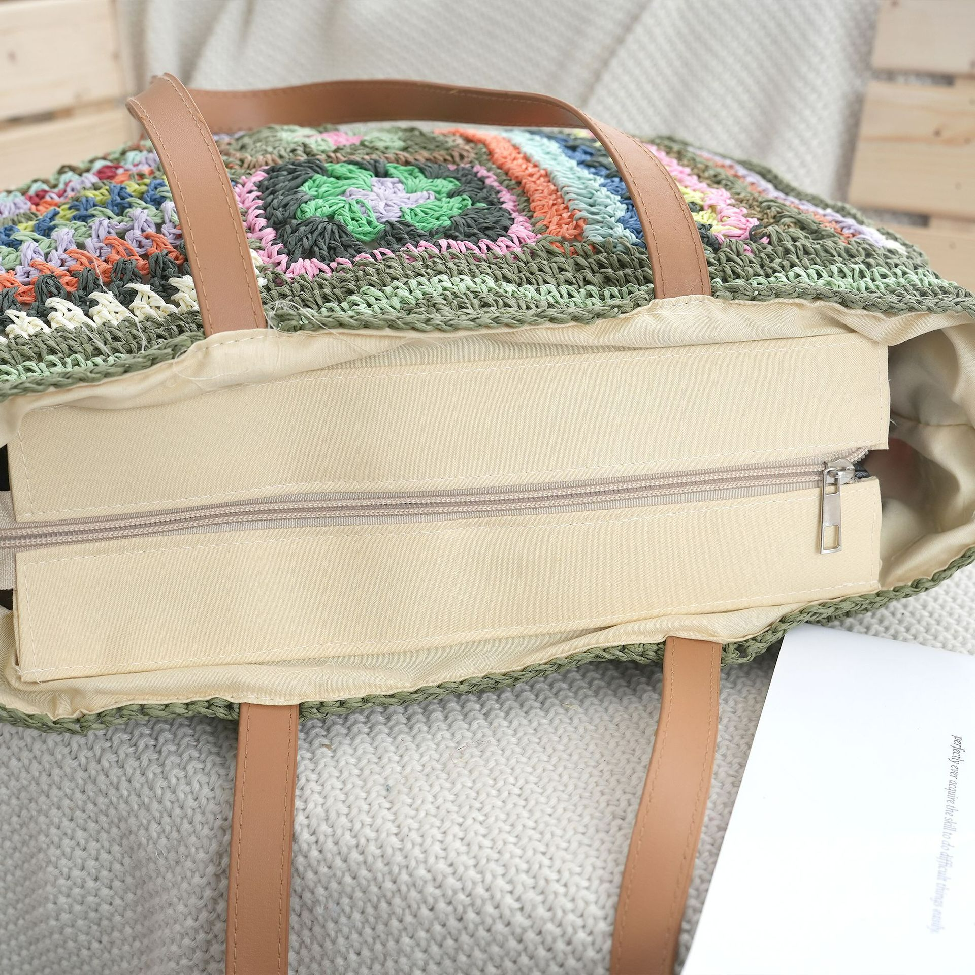 Strandtasche im Boho-Stil ⎜ Handgefertigte Häkel-Tasche aus Papier und Stroh mit buntem Muster