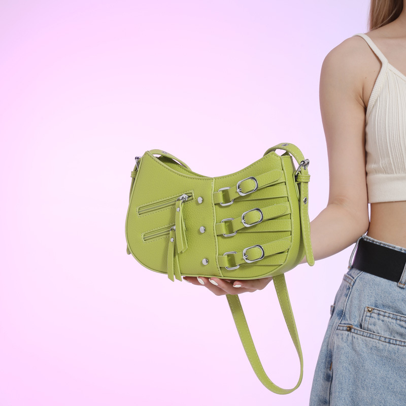 Schultertasche für Damen ⎜ Retro Halbmondtasche mit Schnallendetails und Reißverschlüssen für auffällige Street-Styles