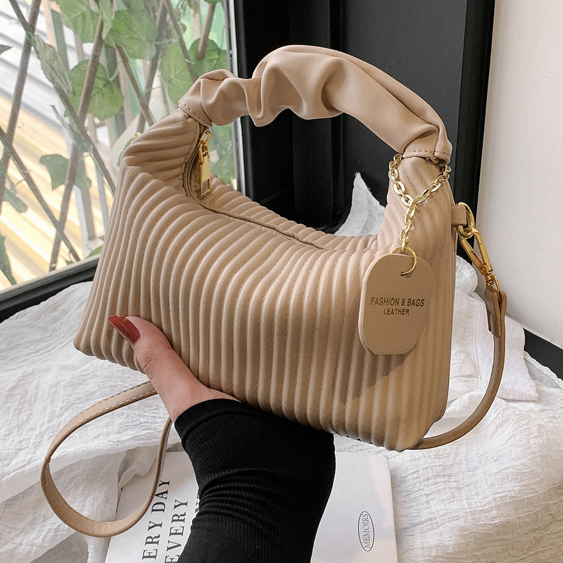 Umhängetasche für Damen ⎜ Kleine gesteppte Handtasche mit Rüschengriff und modernem Design