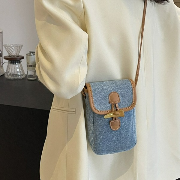 Damen Handy Umhängetasche aus Denim ⎜ Kompakte Schultertasche mit Hornverschluss und Verstellbarem Riemen