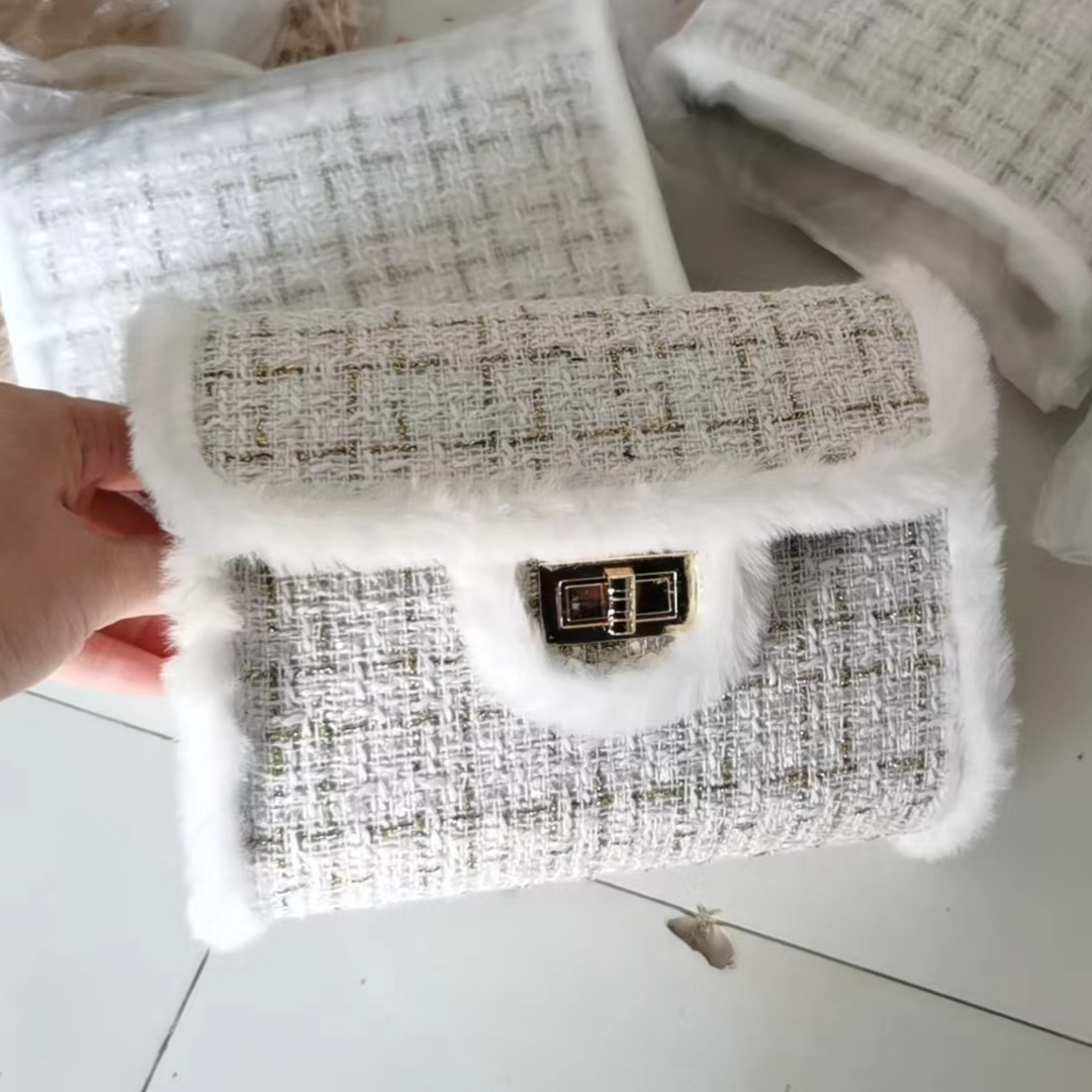 Damen Schultertasche im Karodesign ⎜ Elegante Umhängetasche mit Kette und weichem Randbesatz