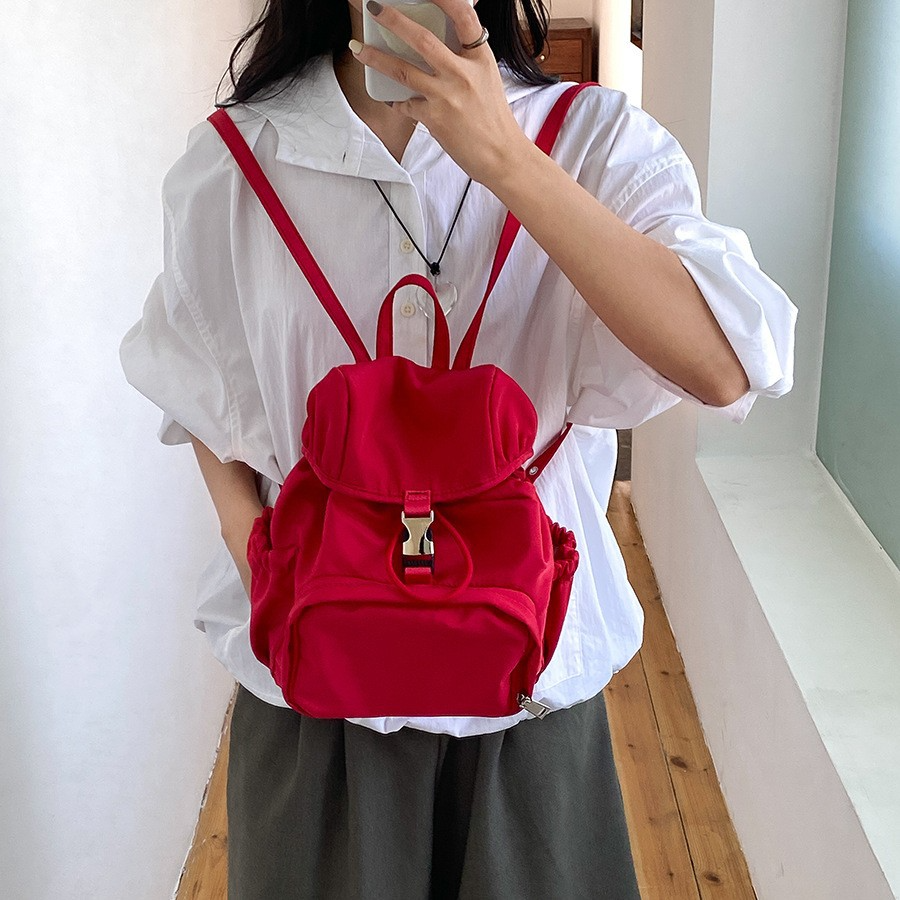 Damen Rucksack aus Nylon ⎜ Leichter Freizeitrucksack in kompakter Größe mit Seitentaschen für Alltag & Schule