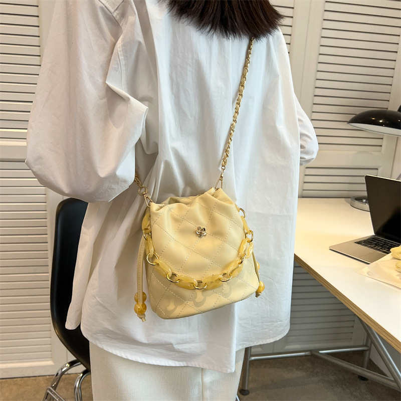 Beuteltasche für Damen ⎜ Gestepptes Design mit Kettenriemen für stilvolle Looks im Alltag und unterwegs