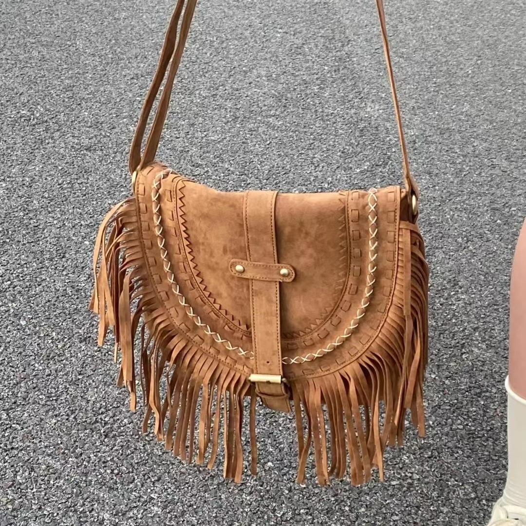 Umhängetasche mit Fransen für Damen ⎜ Retro Schultertasche aus Wildleder mit Handarbeit und Schnalleb