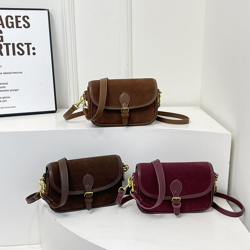 Schultertasche für Damen ⎜ Vintage Satteltasche aus Wildlederoptik mit Schnallendetail und verstellbarem Riemen