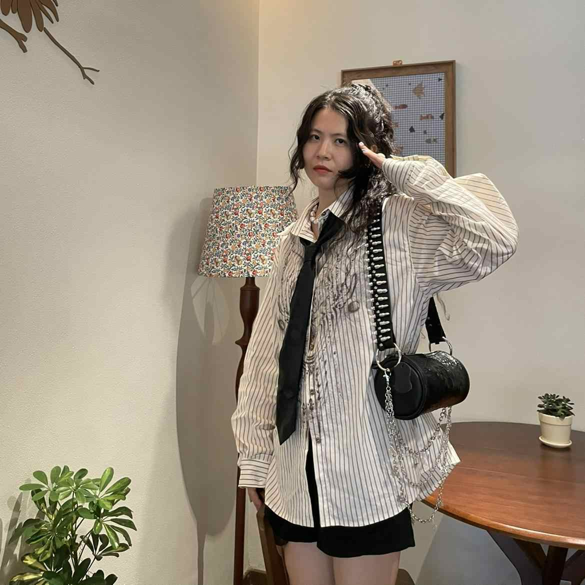 Damen Schultertasche im Retro-Look ⎜ Stylische Zylindertasche mit Kettenriemen und Geprägter Lederoptik