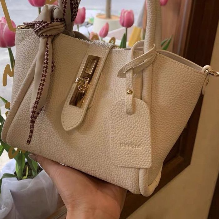 Elegante Handtasche für Damen ⎜ Weiße Tasche mit Dekorativem Schal und Goldenen Details