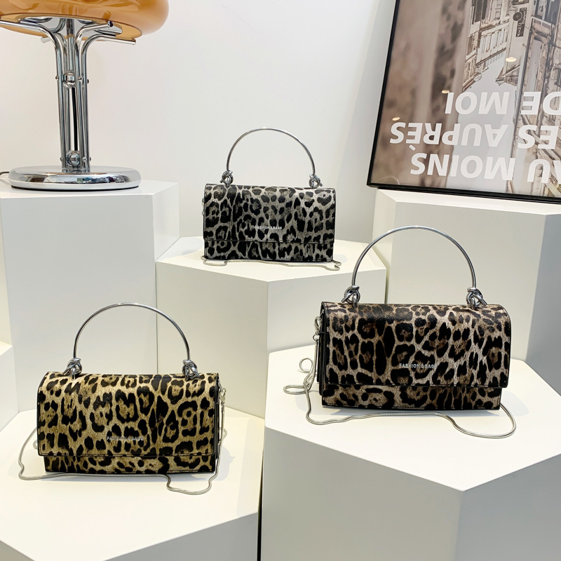Schultertasche für Damen ⎜ Modische Umhängetasche mit Leopardenmuster und Metallgriff für Ausgehen und Events